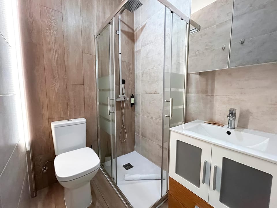 Shower, Bathroom, towels