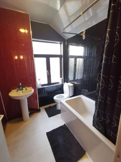 2 bedroom house, Tunstall, Stoke-on-Trent. Apartment in Stoke-on-Trent