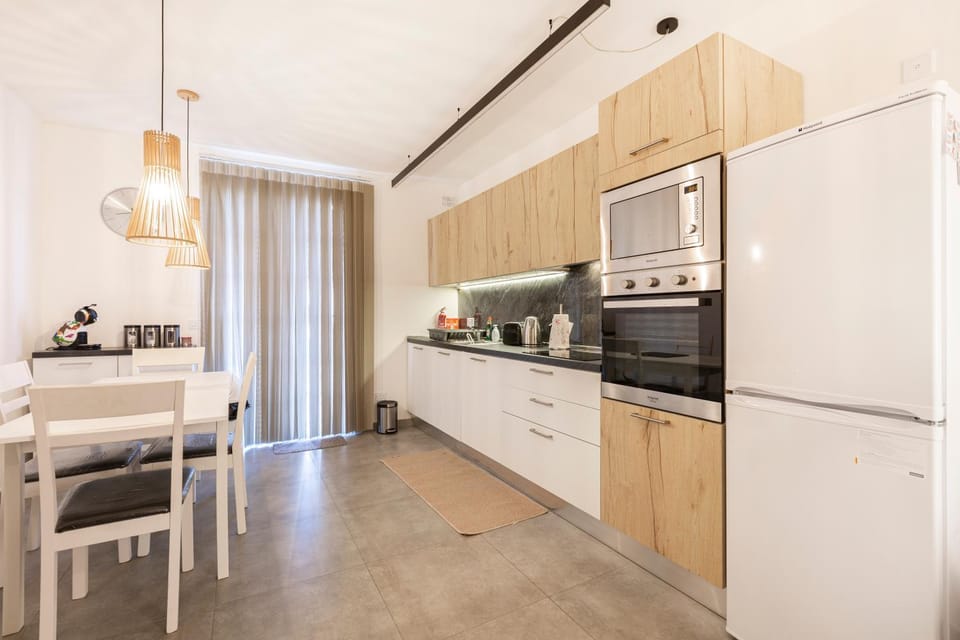 Kitchen or kitchenette, Dining area, dishwasher, minibar, pet friendly, stove