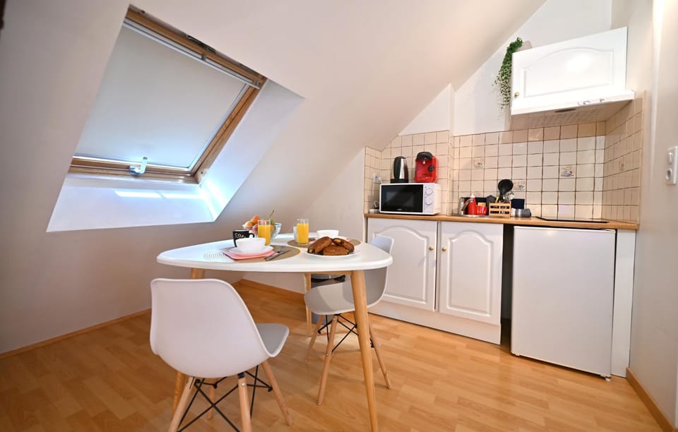 Coffee/tea facilities, Dining area, minibar, stove