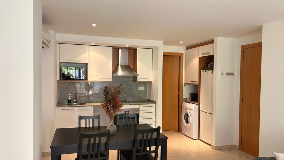 Kitchen or kitchenette, Dining area, minibar, pet friendly, stove
