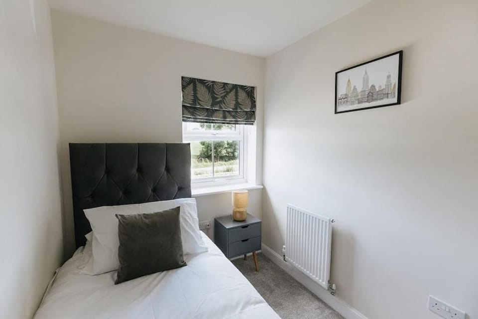 Bed, Photo of the whole room, Seating area, Bedroom, internet