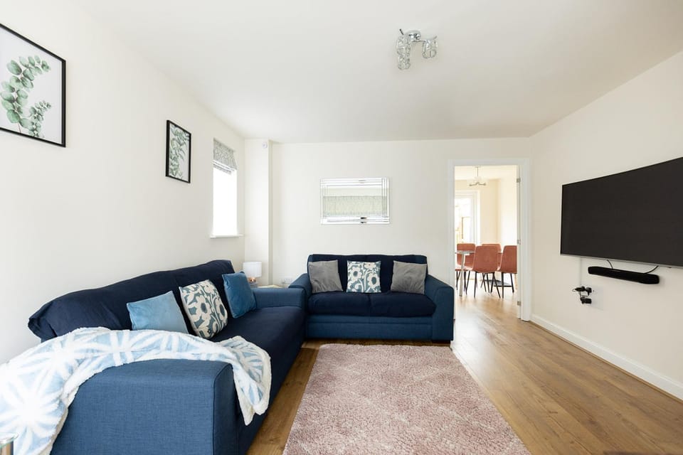 Communal lounge/ TV room, TV and multimedia, Living room, Seating area, Evening entertainment