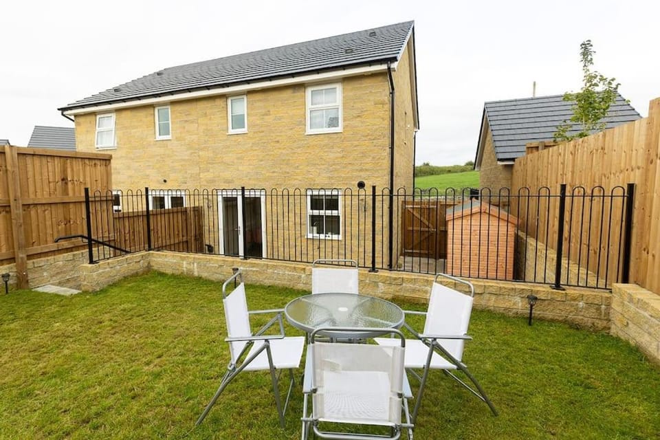 Property building, Patio, Spring, Day, Garden, Dining area, Garden view