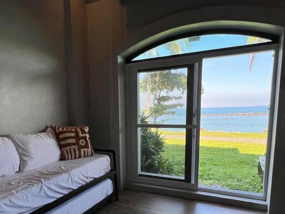 Modern Unit Near The Beach at Canyon Cove Nasugbu Apartment in Nasugbu