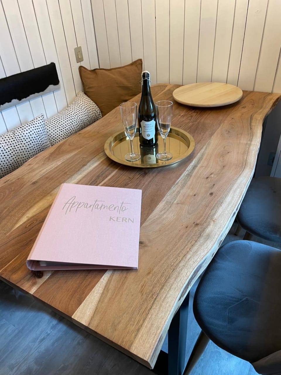 Seating area, Dining area, Drinks, Alcoholic drinks