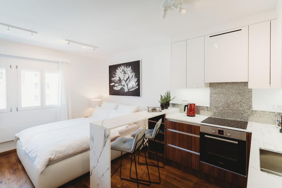 Bed, Kitchen or kitchenette, Living room, Seating area, Dining area
