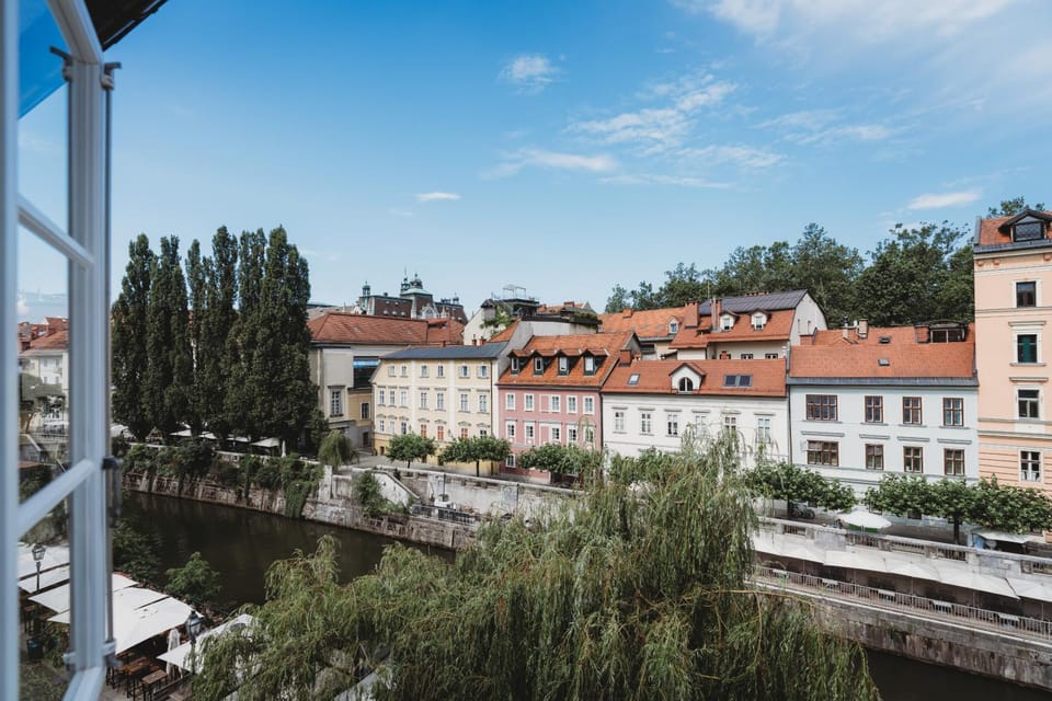 Romantic JUMP Studio overlooking river, free parking Apartment in Ljubljana