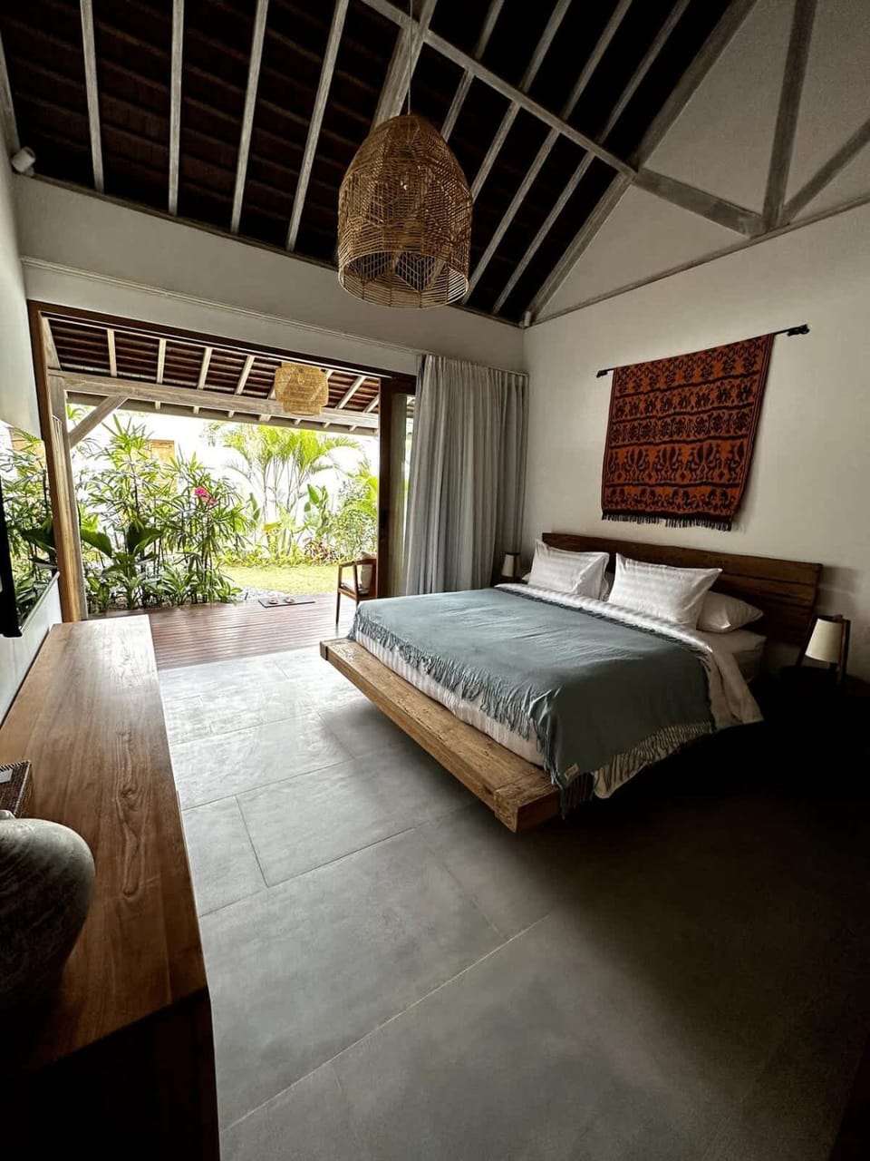Bed, Living room, Photo of the whole room, Seating area, Bedroom