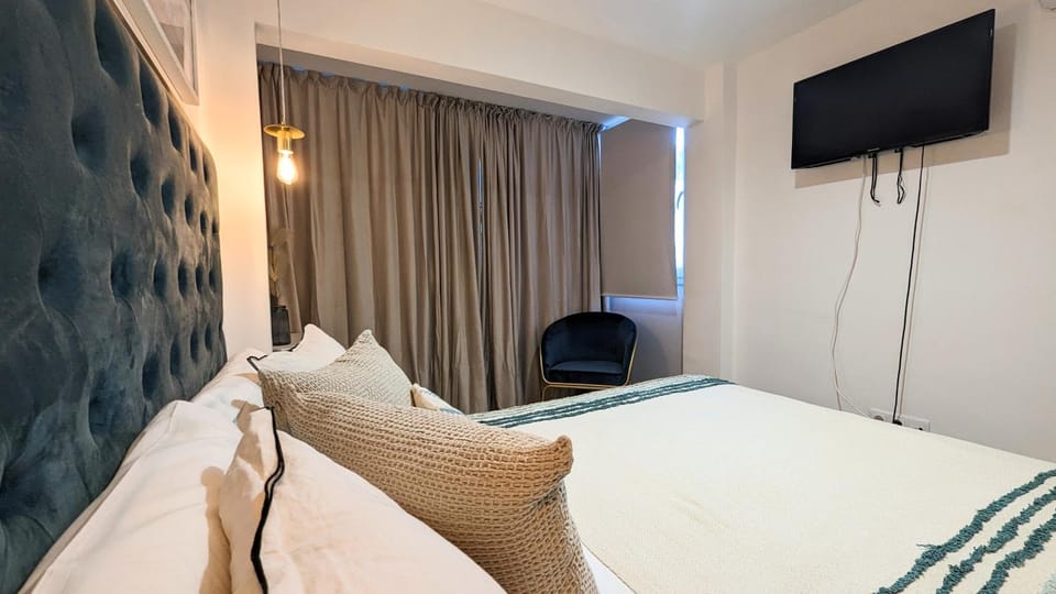 Bed, TV and multimedia, Bedroom