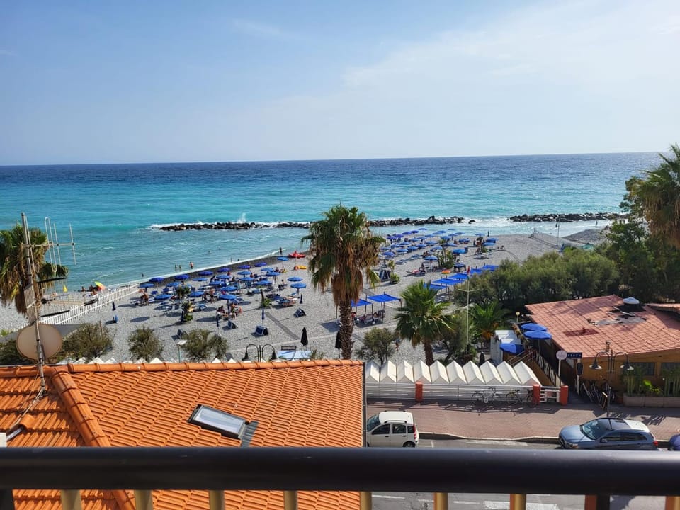 Nearby landmark, Natural landscape, Balcony/Terrace, Beach, Evening entertainment, Sea view, sunbed