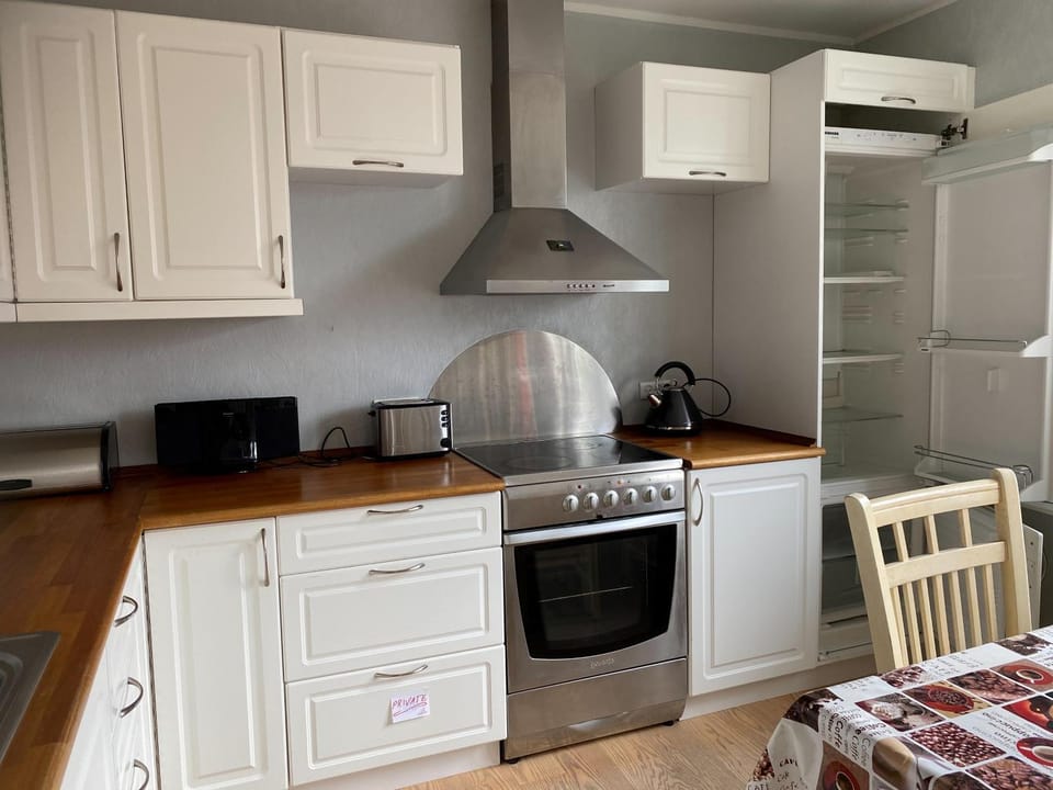 Kitchen or kitchenette, Dining area, pet friendly, stove, toaster