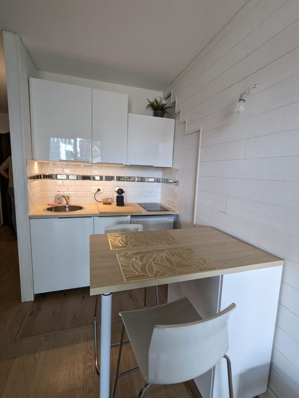 Kitchen or kitchenette, Dining area, stove