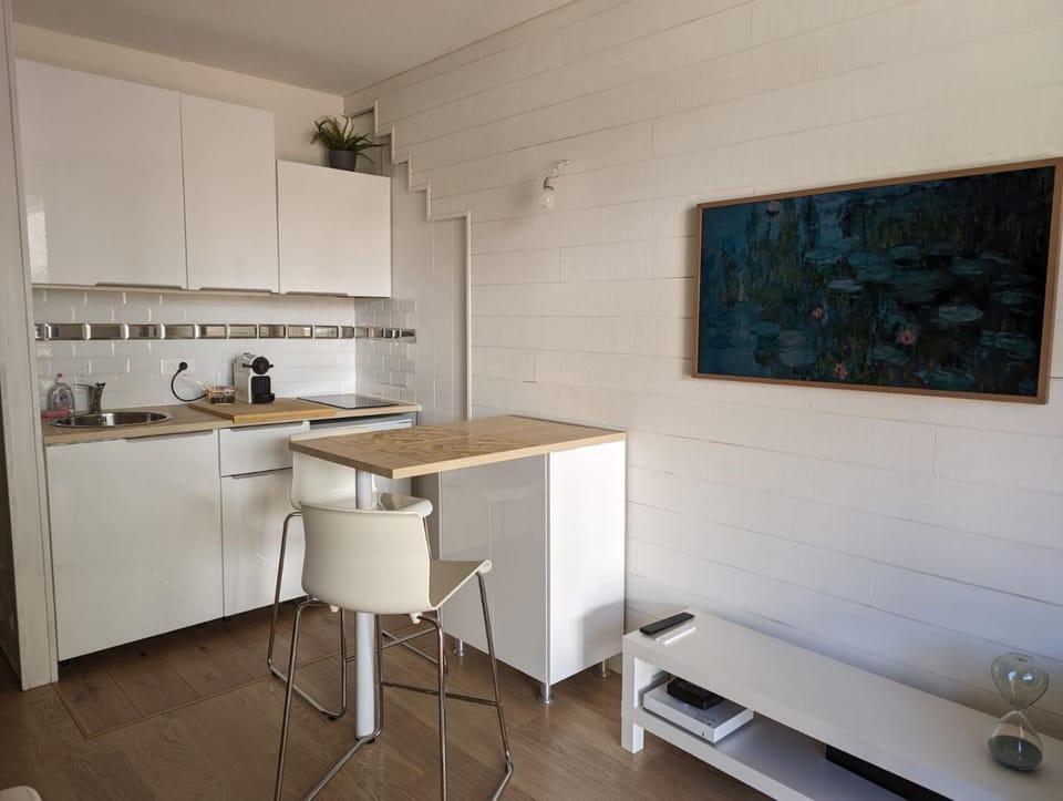 Kitchen or kitchenette, Dining area, stove