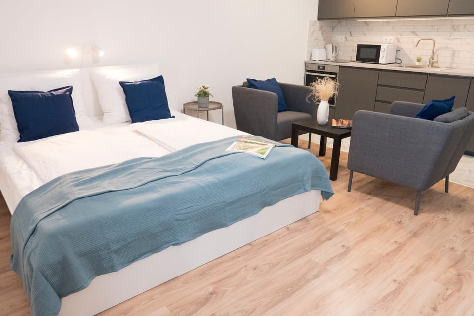Bed, Kitchen or kitchenette, Living room