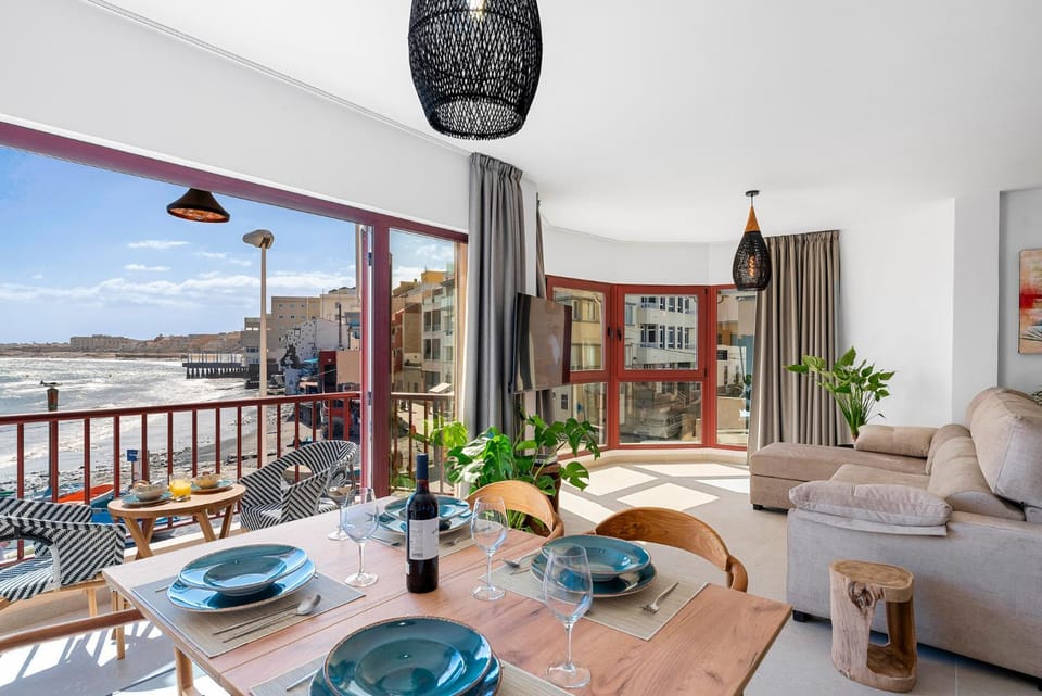 Natural landscape, View (from property/room), Balcony/Terrace, Dining area, Sea view