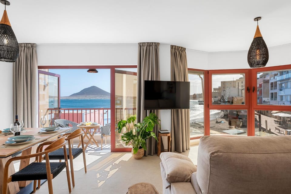 Natural landscape, TV and multimedia, View (from property/room), Balcony/Terrace, Living room, Dining area, Sea view