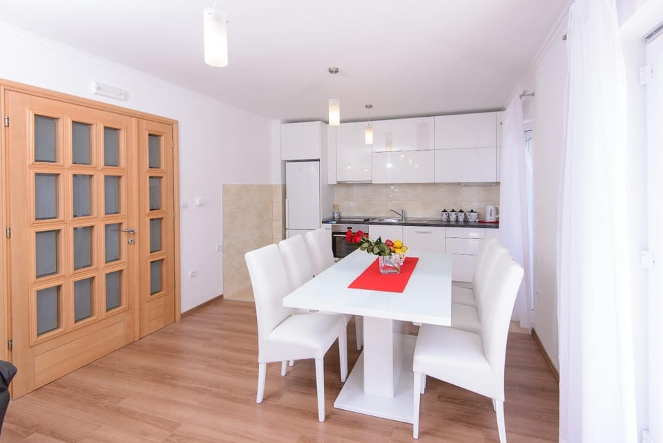 TV and multimedia, Kitchen or kitchenette, Dining area