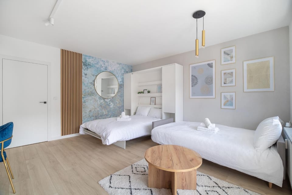 Bed, Living room, Photo of the whole room, Seating area, Bedroom