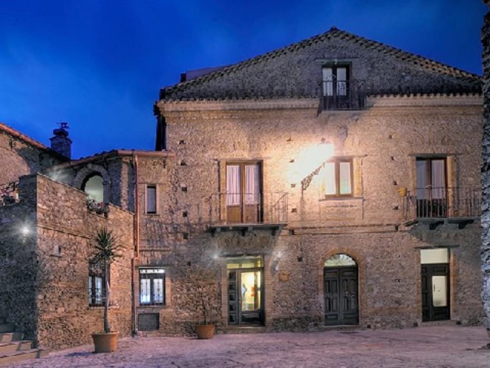 Facade/entrance, Night