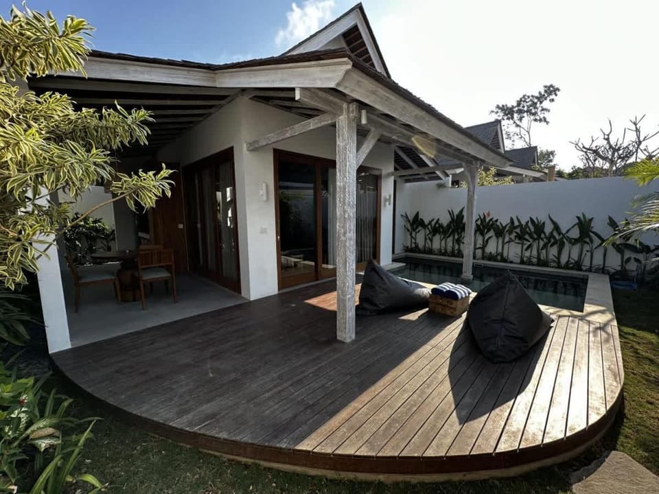 Property building, Patio, Day, Garden, View (from property/room), Balcony/Terrace, Living room, Seating area, Garden view