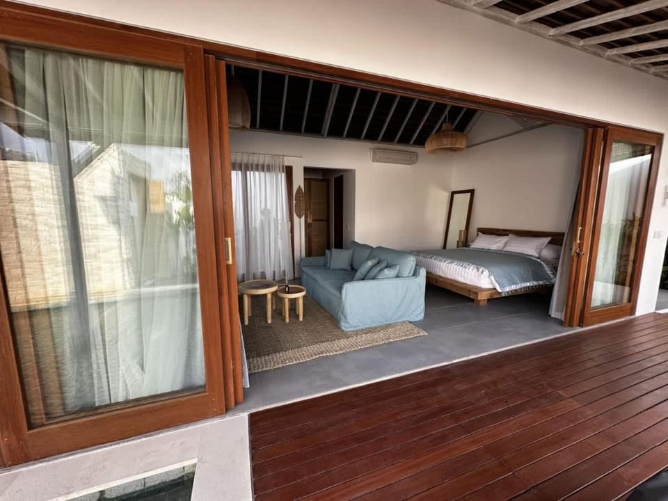 Bed, Living room, Photo of the whole room, Seating area, Bedroom