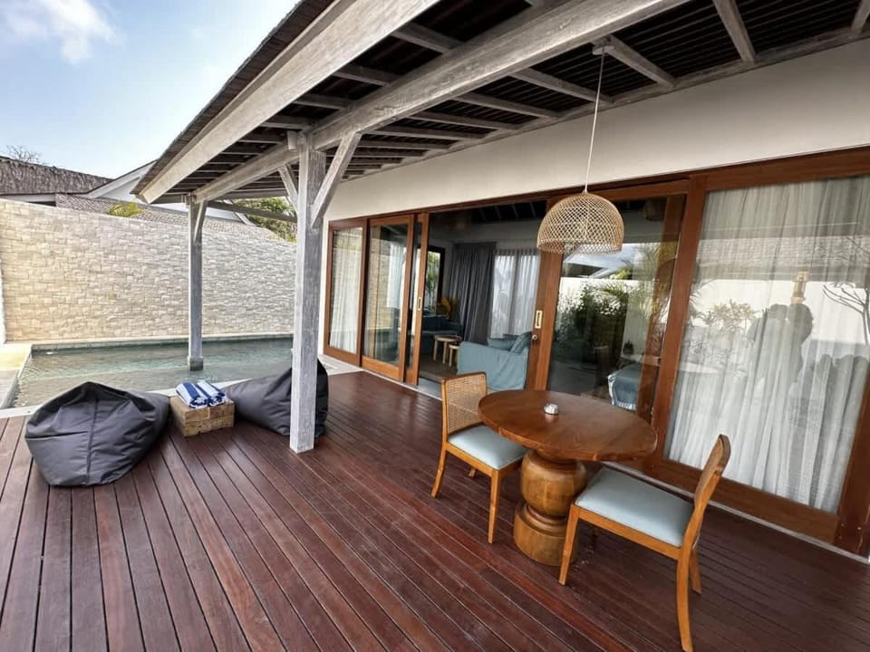Patio, Day, Natural landscape, View (from property/room), Balcony/Terrace, Living room, Seating area, Mountain view, Pool view, Swimming pool, sunbed