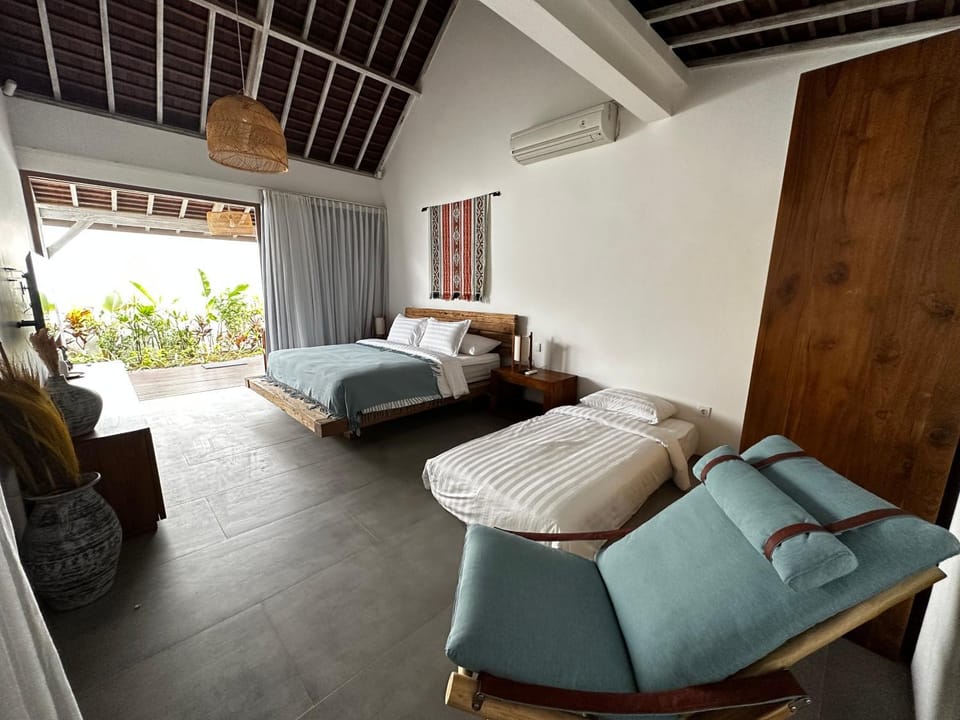 Bed, Photo of the whole room, Seating area, Bedroom