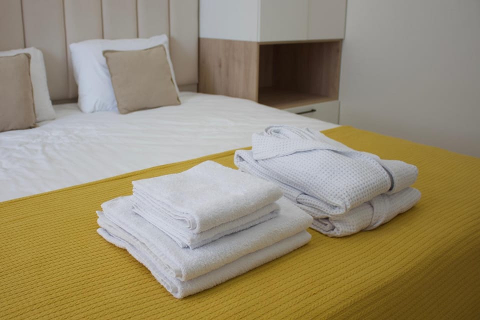 Bed, Bedroom, towels