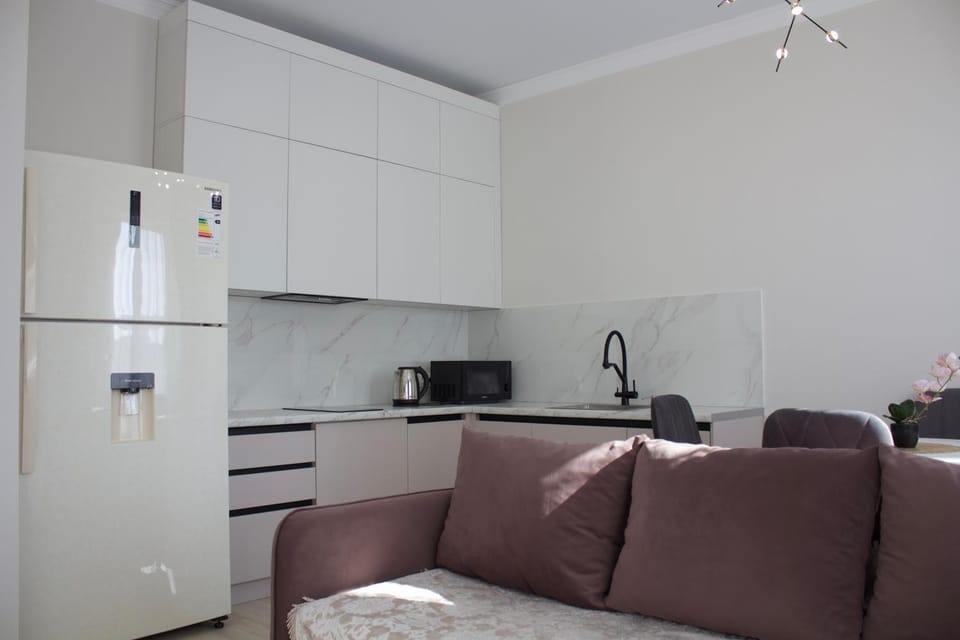 Kitchen or kitchenette, Living room, Seating area, minibar, stove
