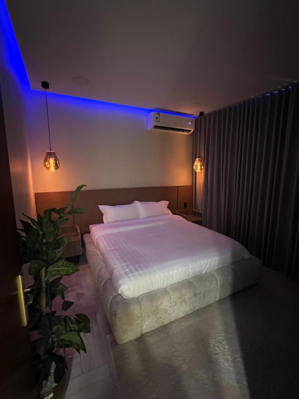 Bed, Photo of the whole room, Decorative detail, Bedroom, Street view