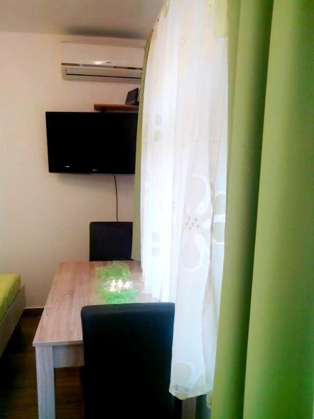 TV and multimedia, Seating area, Dining area