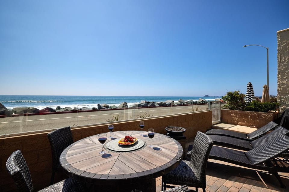 Patio, Natural landscape, Balcony/Terrace, Food and drinks, Dining area, Beach, Sea view