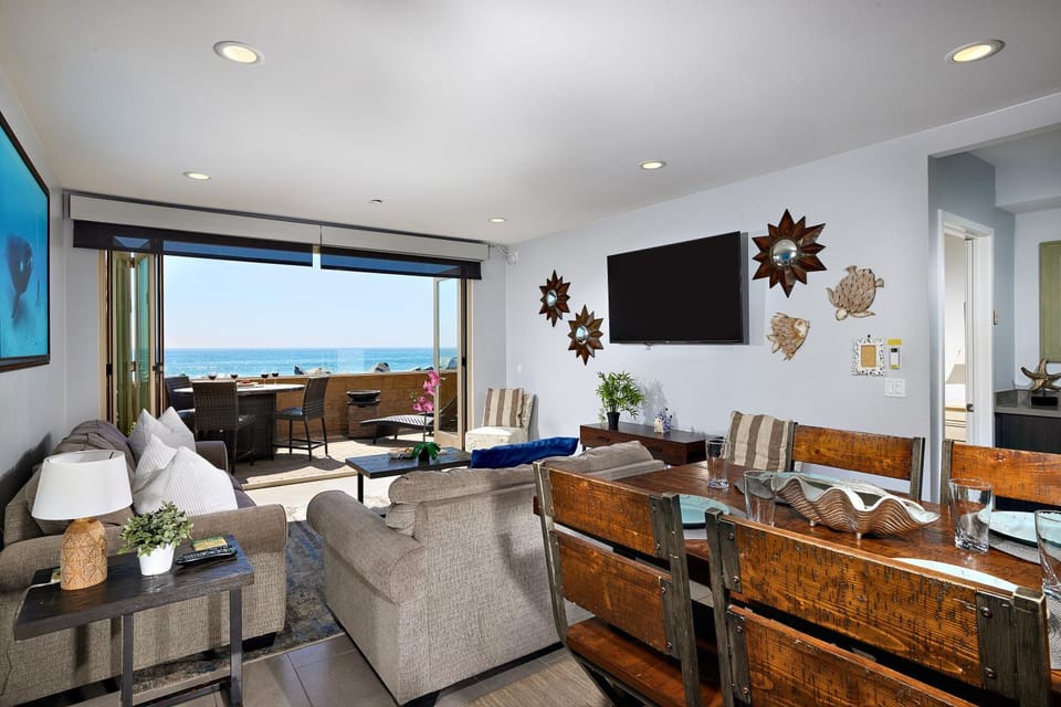 Natural landscape, TV and multimedia, Living room, Seating area, Dining area, Sea view