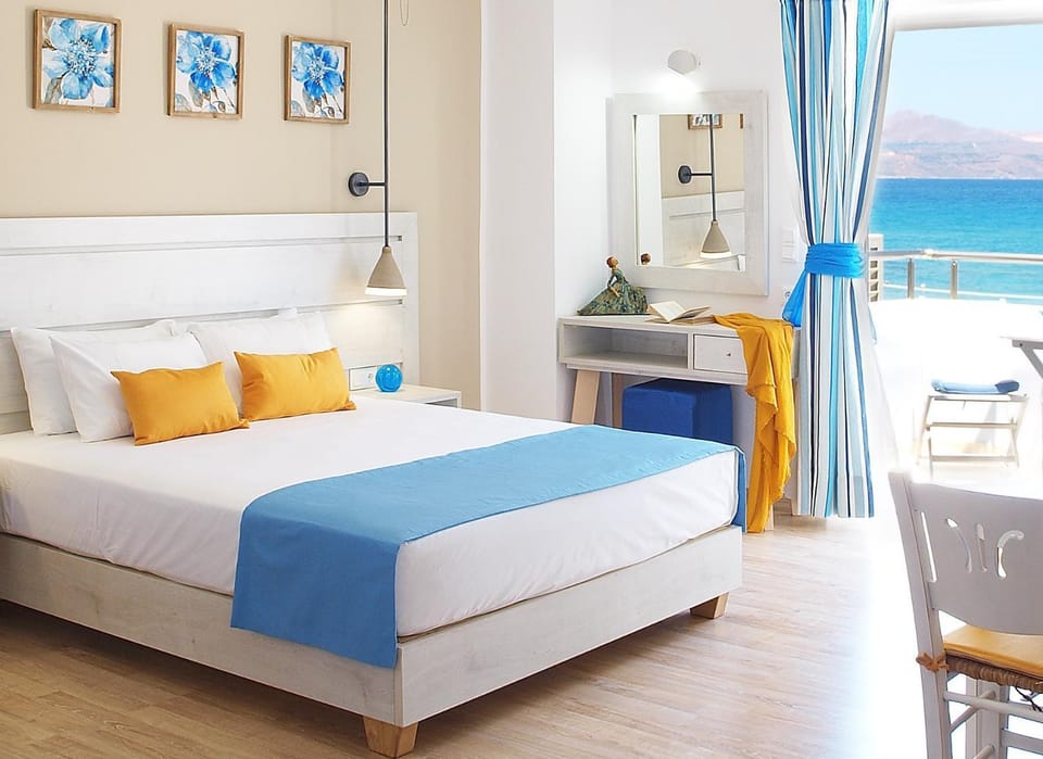 Photo of the whole room, Sea view