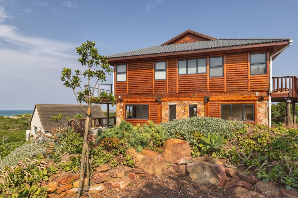 Upmarket, Spacious and Stunning Sea Views House in Eastern Cape