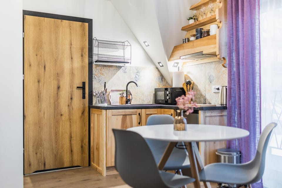 Coffee/tea facilities, Kitchen or kitchenette, Living room, Dining area