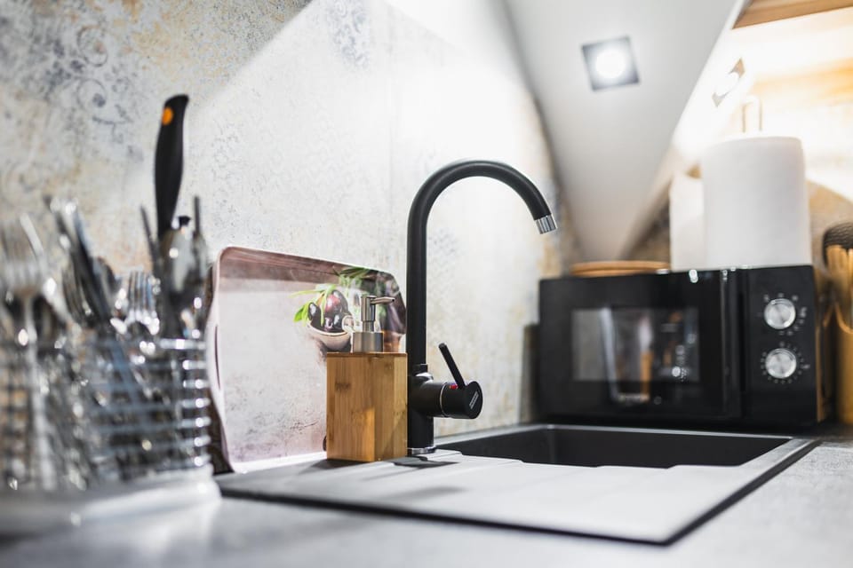 Kitchen or kitchenette, minibar