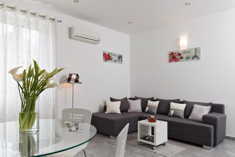 Spring, Day, Living room, Photo of the whole room, Decorative detail, On site