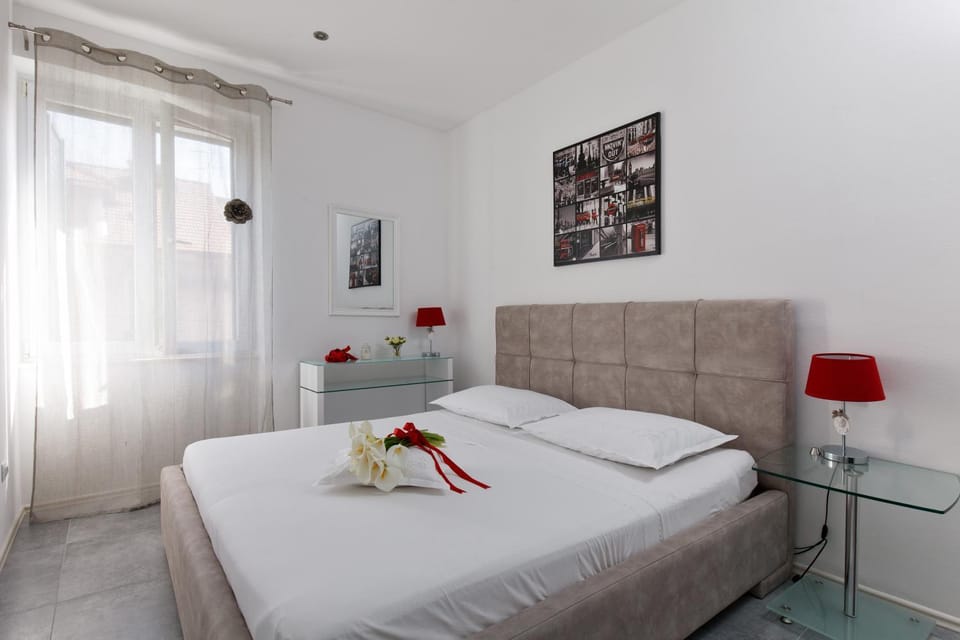 Photo of the whole room, Bedroom, Street view