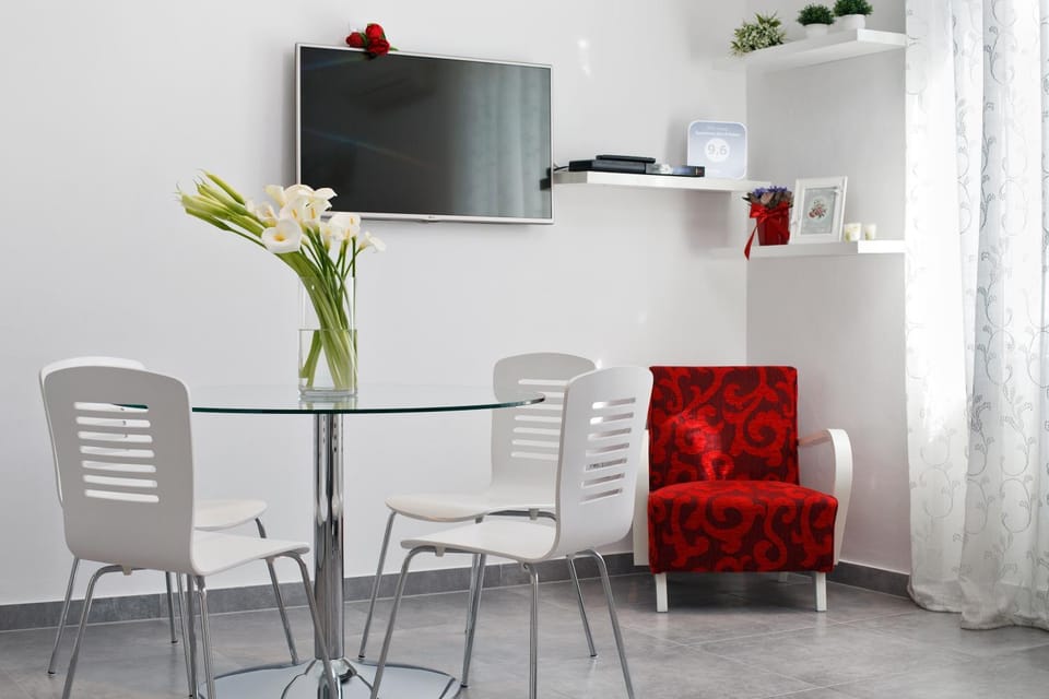 Spring, Day, TV and multimedia, Living room, Decorative detail, Seating area, Dining area, On site