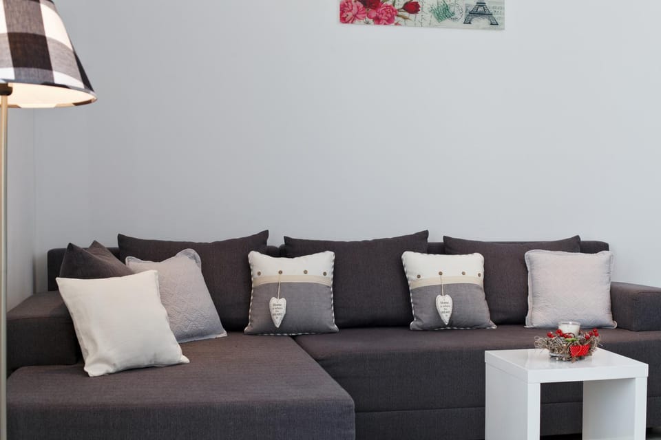 Spring, Day, TV and multimedia, Living room, Seating area, On site