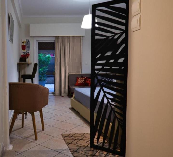 Photo of the whole room, Garden view