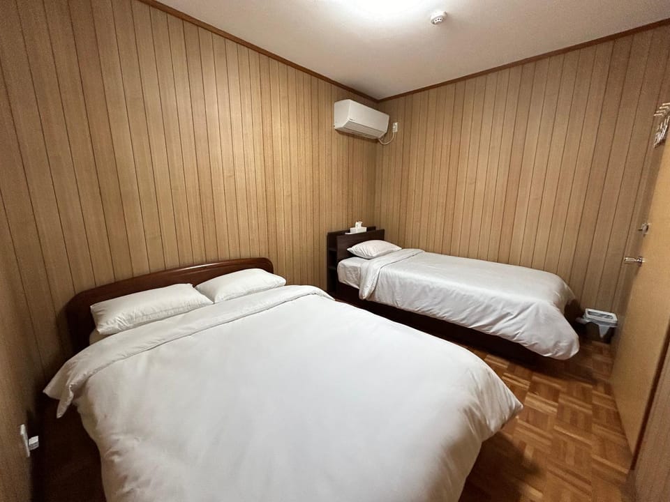 Bed, Bedroom, air conditioner