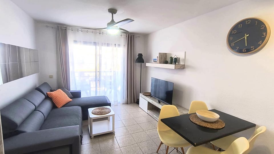 TV and multimedia, Living room, Seating area, Dining area