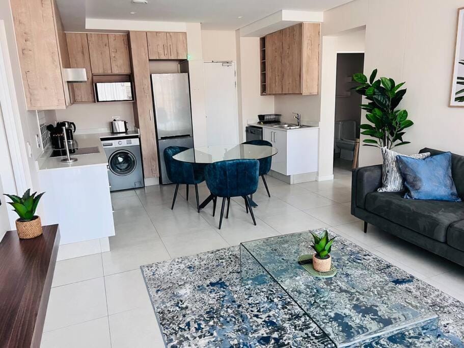 Luxurious Executive Gem in Sandton with Inverter. Apartment in Sandton