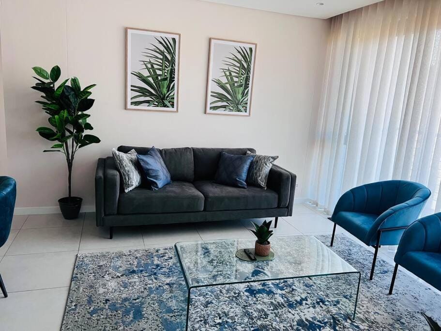 Luxurious Executive Gem in Sandton with Inverter. Apartment in Sandton