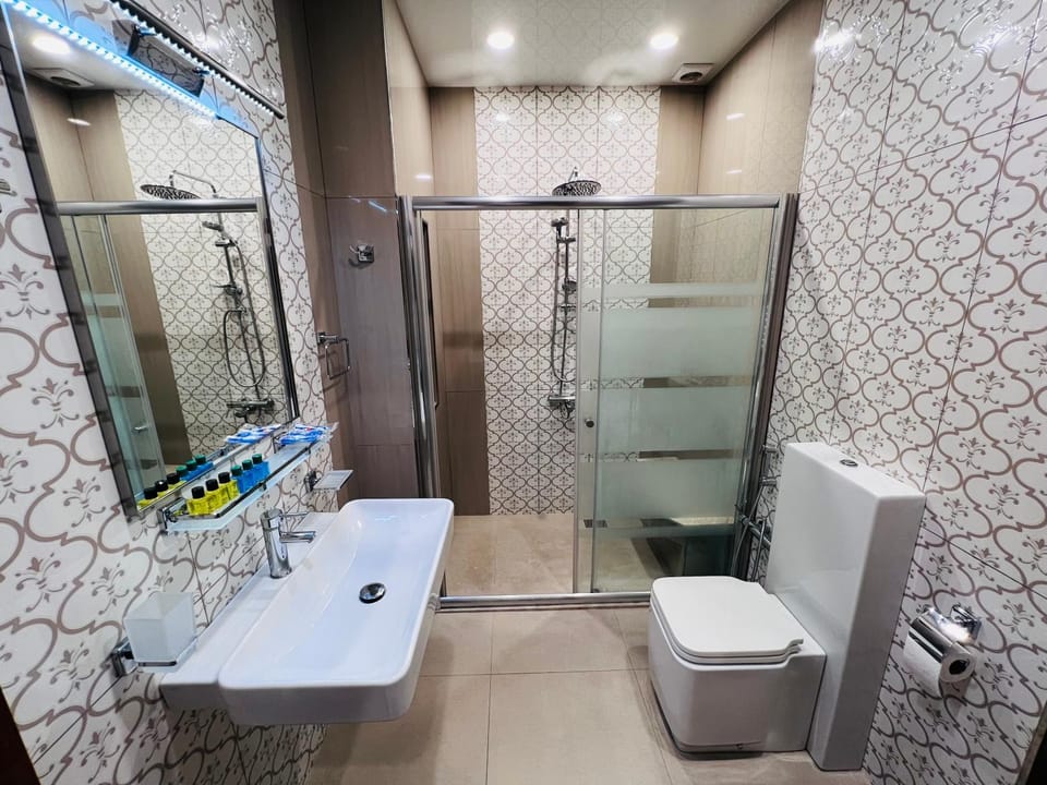 Shower, Toilet, Bathroom, towels