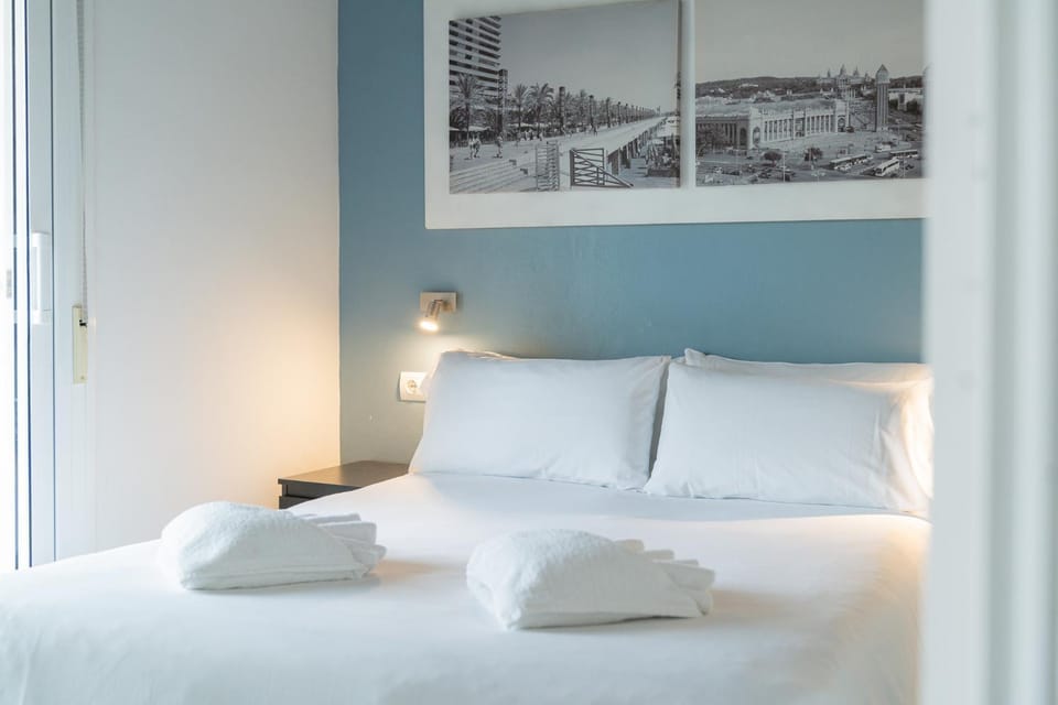 Photo of the whole room, Bedroom, towels