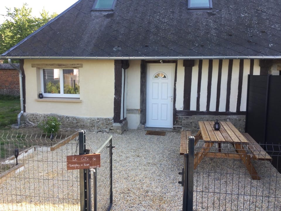 Property building, Day, Dining area